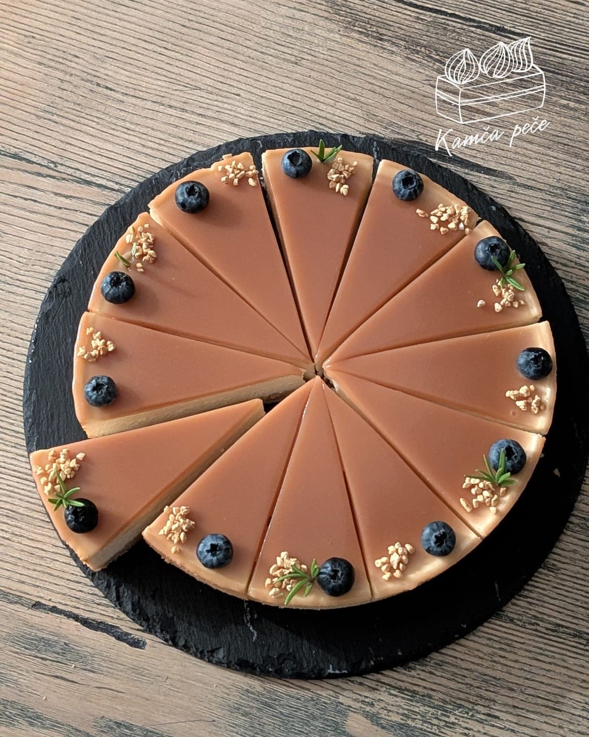 Nakrájený karamelový cheesecake s lesklou karamelovou polevou a borůvkami
