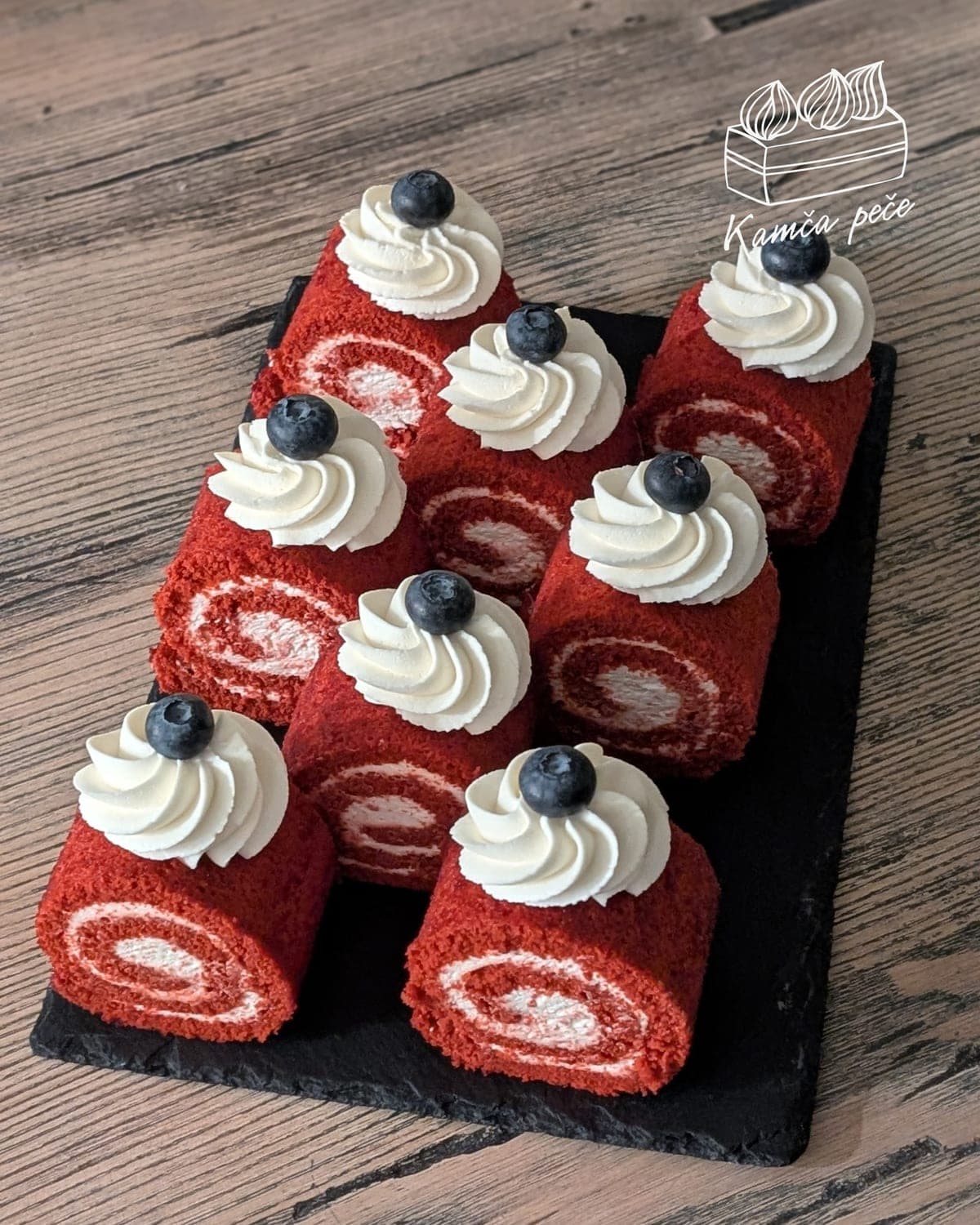 Plátky červené Red Velvet rolády s bílým krémem a borůvkami
